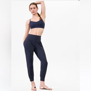 ATHLETA SALUTATION HIGH RISE JOGGER
Buttery-soft compression in navy blue Size S